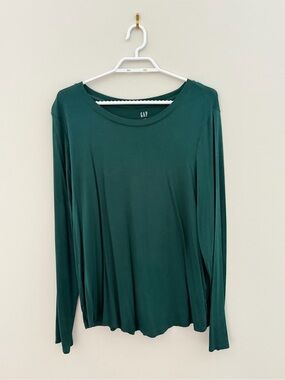 GAP Long Sleeve Crew Top in Forest Green